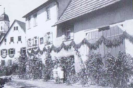 Das geschmückte Schmieds-Haus an Frohenleichnahm